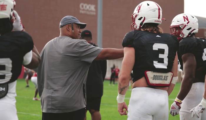 Tony White with defense practice 2023 Illinois week